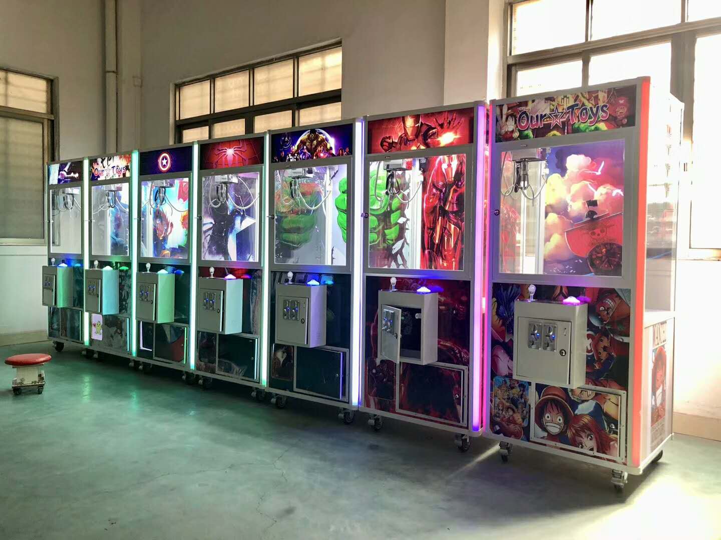 cartoon-wooden-claw-crane-game-machine