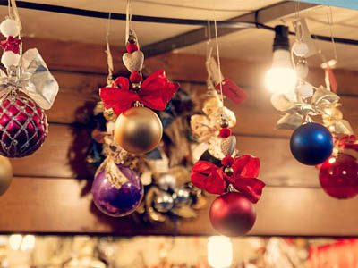 Christmas-Decoration-of-Booth-at-Carnival